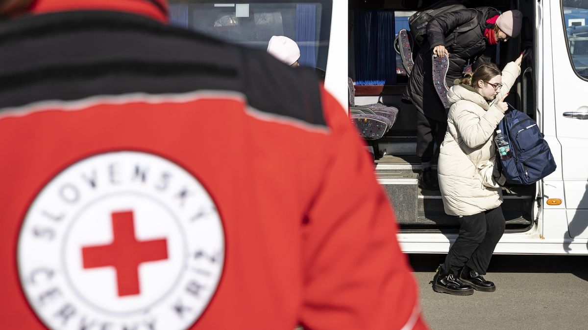 Na Ukrajině byl po cestě do Mariupolu nakrátko zadržen tým Červeného kříže